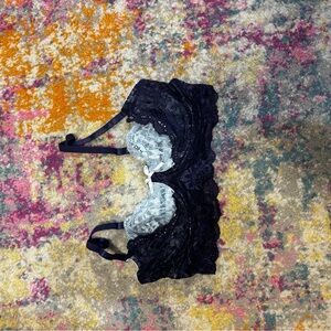 Brand new Elegant Black and White Lace bra size 34c